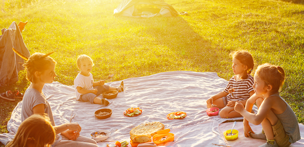 Picnic per bambini sull'erba