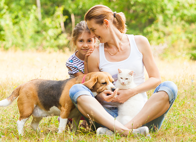 Mamma e bambino con cane e gatto