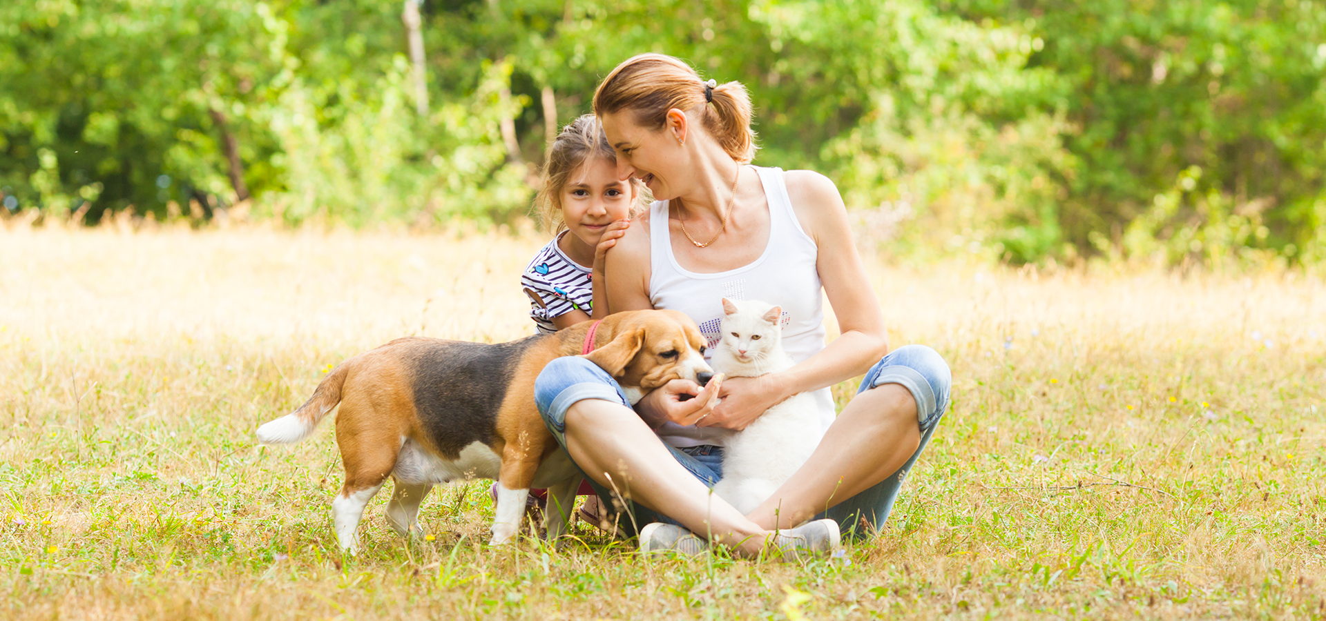 Famiglia con cane e gatto